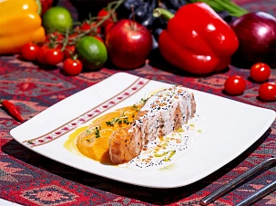 Лосось запечённый с икорным соусом в пюре из батата